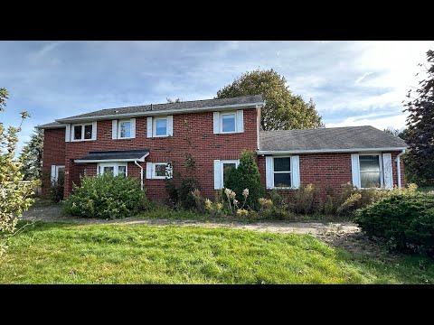 Exploring The Weirdest ABANDONED 1980’s House Ever | WHAT IS THIS PLACE?!?!