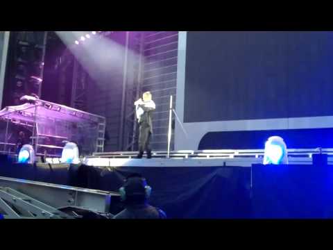 Progress Live 2011: Robbie Performs Feel At Glasgow (22 June)