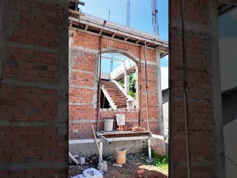 Anh thợ khoe mới xây bộ cầu thang đẹp lắm. Lầm Đồng ngày đầu tuần nắng đẹp.
