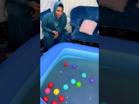 ‏ام كشري بتاجر حمام السباحة للأطفال ￼
