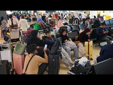 Passengers face flight chaos in Indonesia after Anak Krakatau eruption