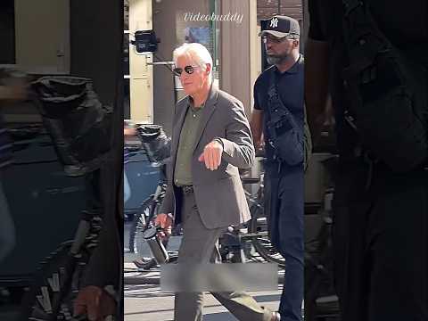 Richard Gere Maculine Moment When He Spotted By <strong>Fans</strong> In Street