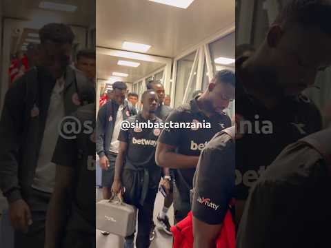 Baadhi ya Viongozi na Wachezaji wakiingia kwenye ndege