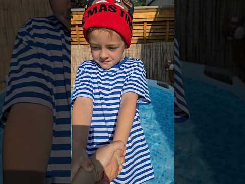 Continue les paroles ou tombe dans le piscine ! Un été-hiver... #tomber #piscine #chanson #drôle
