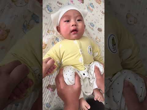 😂💩Even the little legs are exerting effort | Baby's Legs Are Working Hard #cute #cutebaby #babysmile