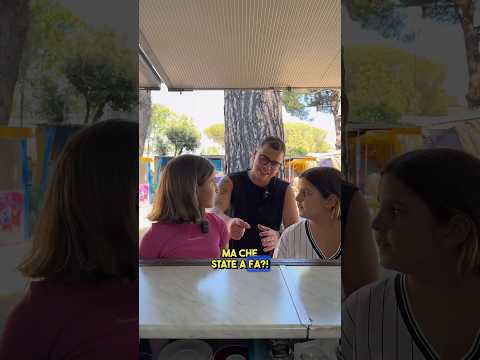 Quel momento in cui fai da spettatore mentre i clienti fanno a gara per chi vuole pagare 😂 #shorts