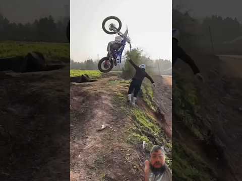 #automobile Dekho bhai kis Tarah bike upar lekar ja raha hai ๐ฑ๐ฑ๐ฅ #fourwheelers #autobizz #bikestunt