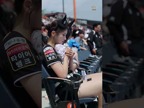 🧊 무더위 속 얼음에 의지한 순간… 김정원 치어리더의 낮 2시 경기 모습
