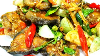 ผัดฉ่าปลาดุกทอด ใส่มะเขือเปราะ หอมอร่อยเข้มข้นทำกินง่าย Spicy Thai Crispy Fried Catfish Stir-fry