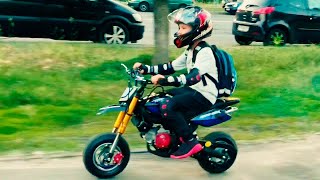 Den hace buenas obras en su Motocicleta! | Aventuras en Moto para niños!
