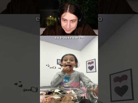 família feliz tomando sorvete