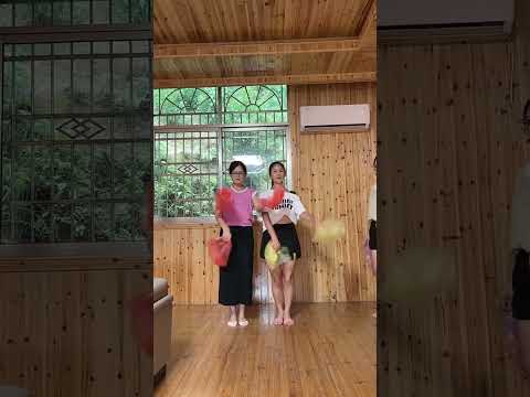 今天大集合，來個四人版的 #鳥兒搖 #抓袋子舞