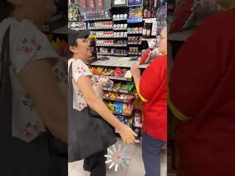 Así menos habrá servicio, ándele cocazo🥴🤣 #oxxo  #Ladyoxxo #cocazo #funnyvideo #funny #comedy