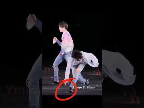 Jungkook helped Jimin when his Ear Monitor fell on Stage !!😱😱 #bts #jimin #jungkook #kpop #shorts
