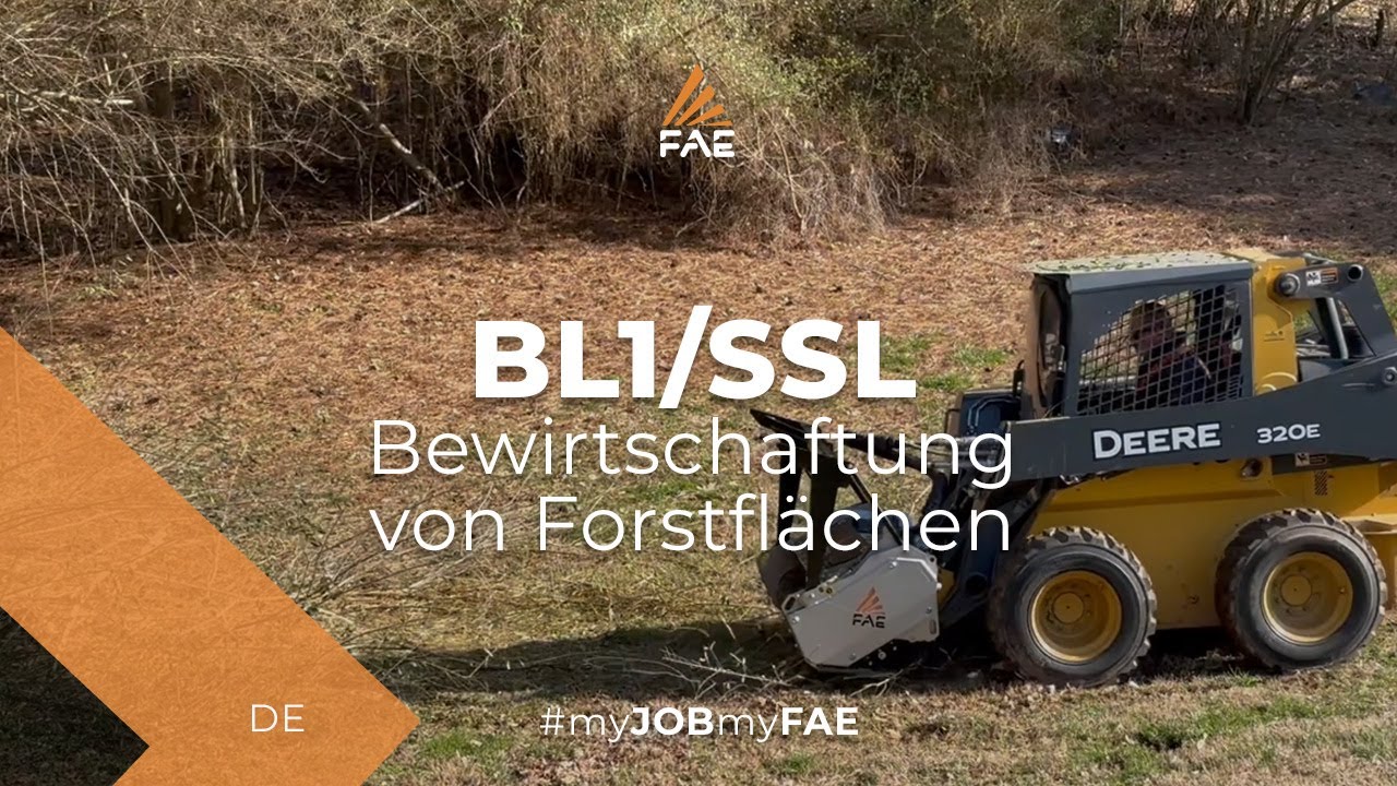 Der FAE Forstmulcher mit Bite Limiter Technologie mit einem John Deere Kompaktlader