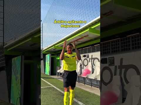 O arbitro apitando o majestoso