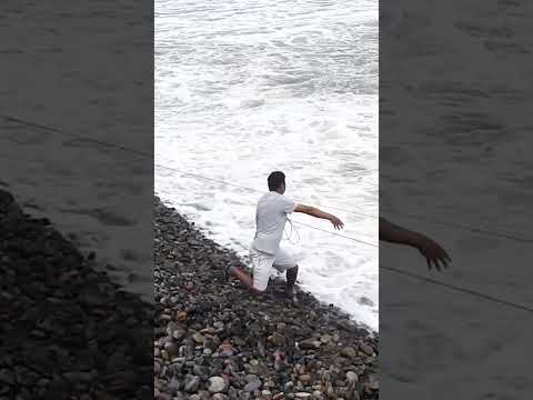¡Olas furiosas y una sorpresa enorme! Mira lo que atraparon con la atarraya