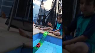 CARRINHO ATRAVESSOU A PISTA NA PISCINA #shorts