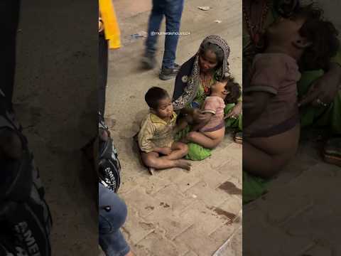 इंसानियत वहीं जो सबको एक नजर से देखें। Very Heart touching Video 🥹 #humanity #emotionalvideo #help