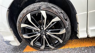 首都高を走行中にタイヤがバーストしました。