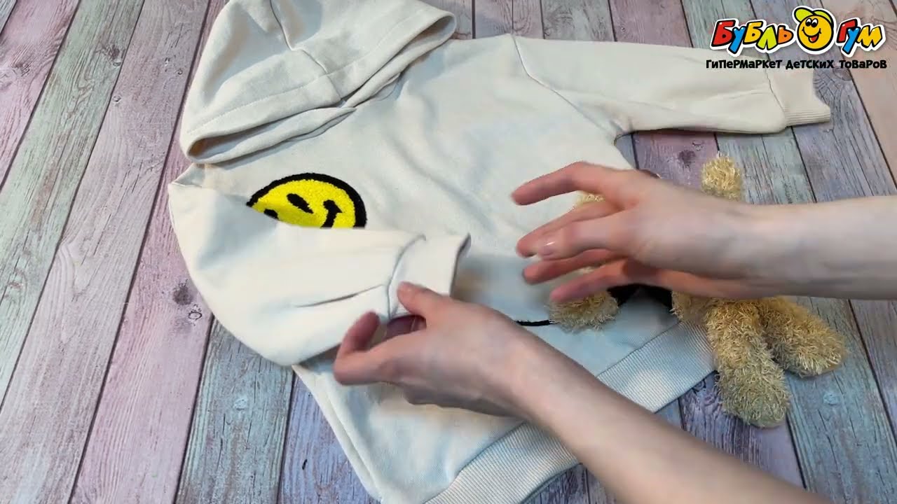 Толстовка Lanson Kids легкая со смайликом и декоративным мишкой бежевая - видео Толстовка Lanson Kids легкая со смайликом и декоративным мишкой бежевая - видео