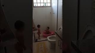 Banho é bom , banho é muito bom 🤩 #cute #cutebaby #love #shorts #india 