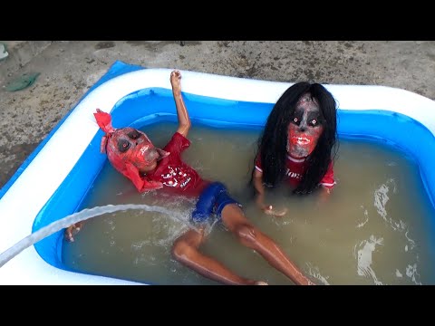 Mandiin anak pocong dan anak wewe