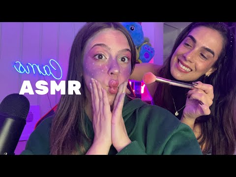 ASMR COM MINHA PRIMA ME MAQUIANDO - SONS DE BOCA E SONS DE MAQUIAGEM 💄 ✨
