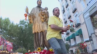 Los madrileños se lanzan a por los claveles de San Cayetano en busca de salud y trabajo