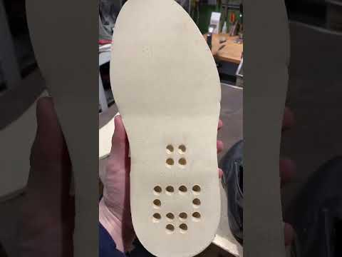 Avez-vous un cordonnier ? 🤔🇺🇸 #artisanat #réparation #artisan #chaussure #cordonnier