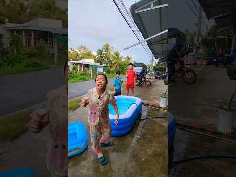 Ăn kem trong hồ bơi/kykycute #shortvideo