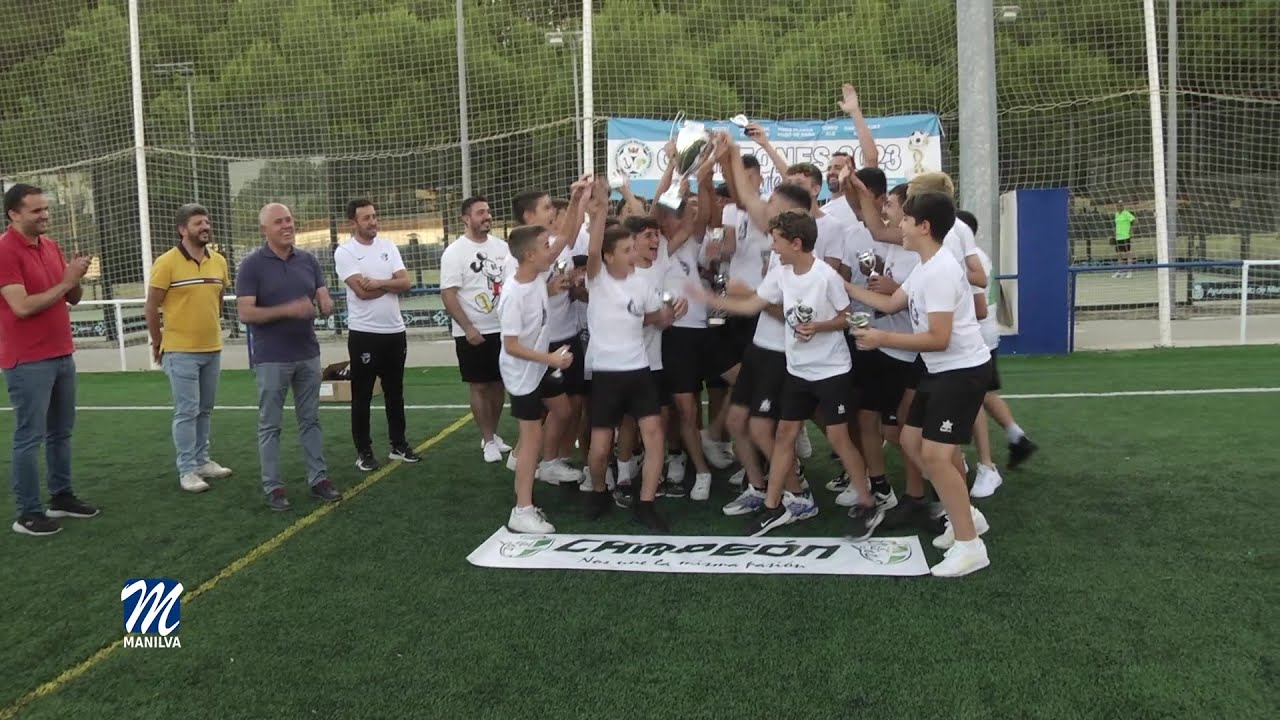 Entrega de la Copa de campeones a los infantiles de la Unión Manilva