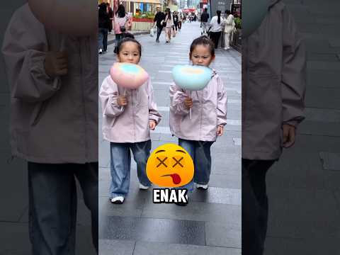 seorang anak kecil lagi makan aromanis