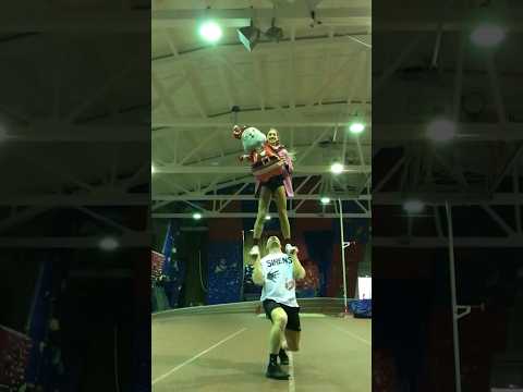 Ждешь Новый год? 🎅 #кузнецовы22 #cheerfamily #Чирсемья #спортивнаясемья #семья #отецисын #семья