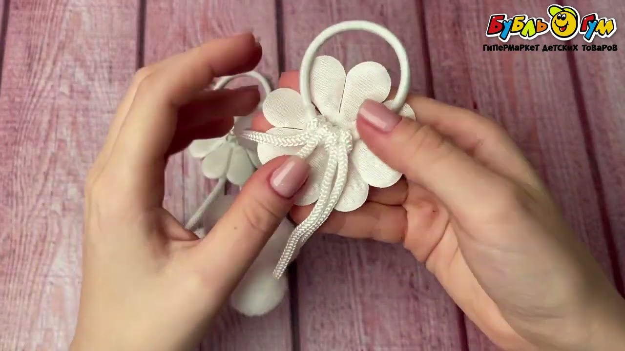 Резинка с цветочными стразами с помпонами 2шт белые - видео Резинка с цветочными стразами с помпонами 2шт белые - видео