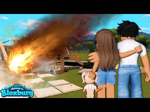 🌠Meteor DESTROYED our HOUSE in Bloxburg!🔥