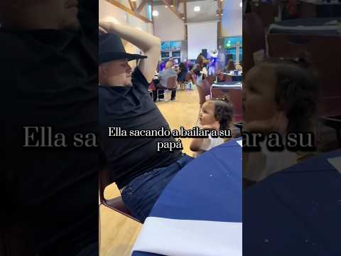 Obligando a su papá a bailar con ella ❤️✨