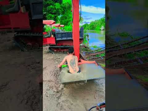 Tắm trong gầu máy xúc, bạn đã thử chưa? #mayxuc  #excavator