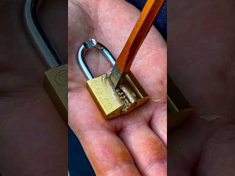 Essa chave de fenda ENCANTADA é tão BRUTA que abre até CADEADO NA PORRADA! 🔧🔒
