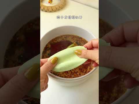 下班如何快速吃上饭！没想到啊！用吃不完的饺子皮做酸辣水扯面，劲道好吃。我这个是懒人版的，做法巨简单，快去试试吧