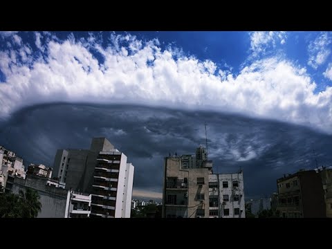 Nuvens estranhas no céu de Buenos Aires na Argentina