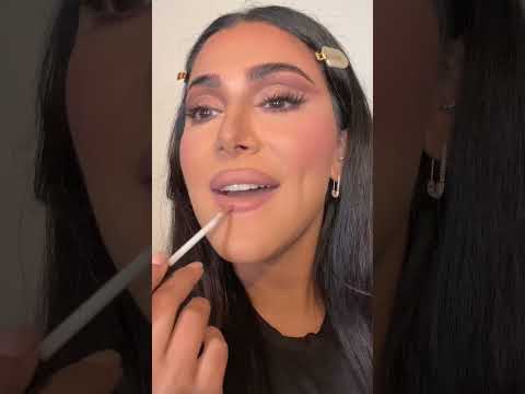 Her lip transformations 😱🙌🏽 @rxthism had to try #hudabeauty #shorts #viral #hack #makeup