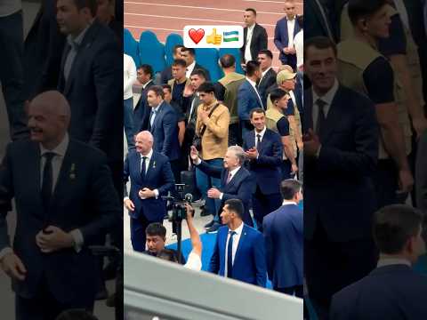 Prezidentimiz Shavkat Mirziyoyev taqdirlash marosimidan so'ng futbol muxlislari bilan ❤️🇺🇿👍