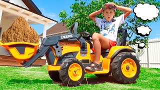 Los niños juegan con un tractor grande. Videos de juguetes para niños