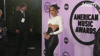 Ovacionada, Anitta chega ao American Music Awards; assista