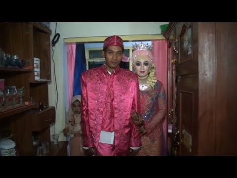 Pengantin Turun dari Pelaminan di Sesion Busana Penutup