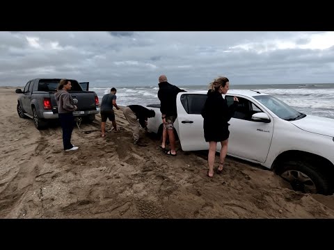 RESCATE CONTRA RELOJ CASI SE LLEVA EL MAR A ESTA TOYOTA