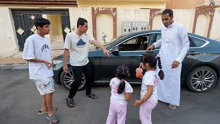 يضحكون على البنات الصغار