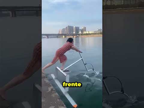 Asà se mueven sobre el agua con bicicletas acuáticas