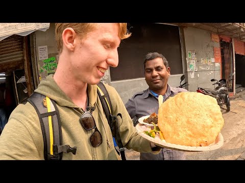 Trying Indian breakfast for the first time!! $1.10 Paneer Chole Bhature in North Delhi 🇮🇳